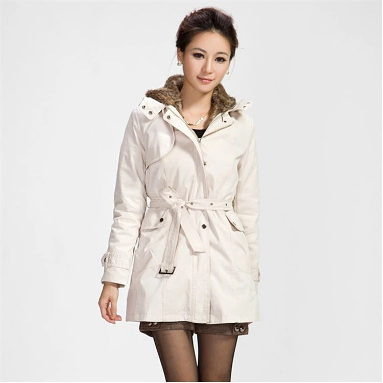 Cremefarbener Trenchcoat mit Fellkragen und Gürtel im Model-Shooting