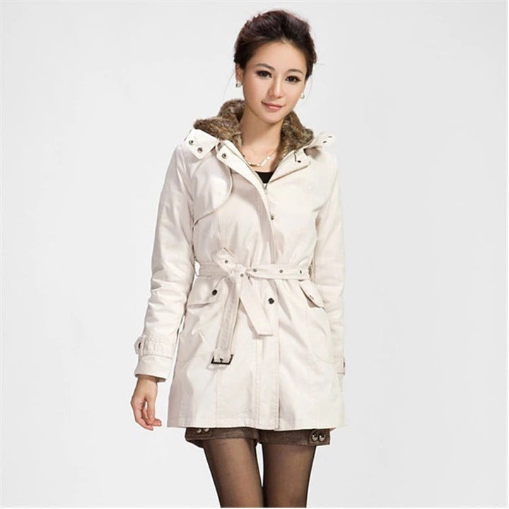 Cremefarbener Trenchcoat mit Fellkragen und Gürtel im Model-Shooting