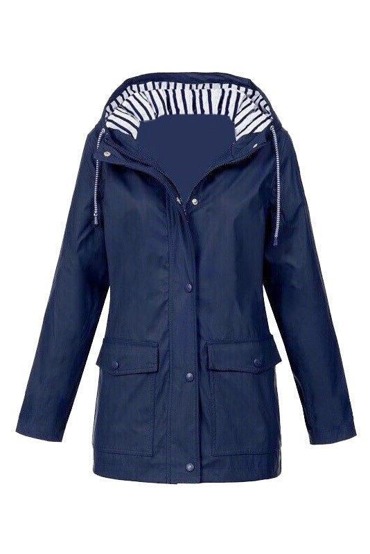 Marineblaue Regenjacke mit Kapuze und gestreiftem Innenfutter