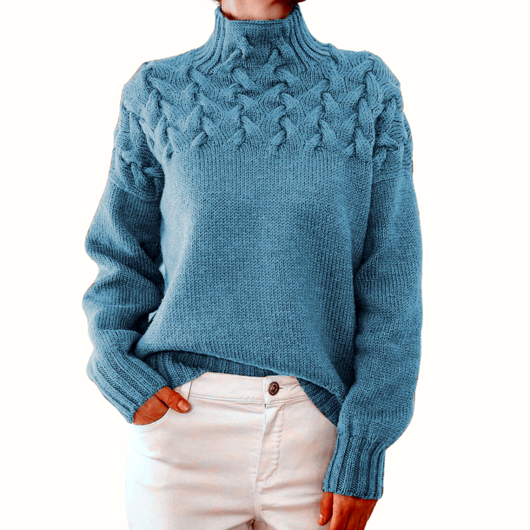 Hellblauer Strickpullover mit Rollkragen und Zopfmuster im Schulterbereich