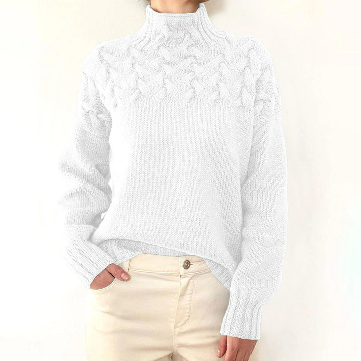 Weißer Rollkragenpullover mit filigranem Zopfmuster im oberen Bereich