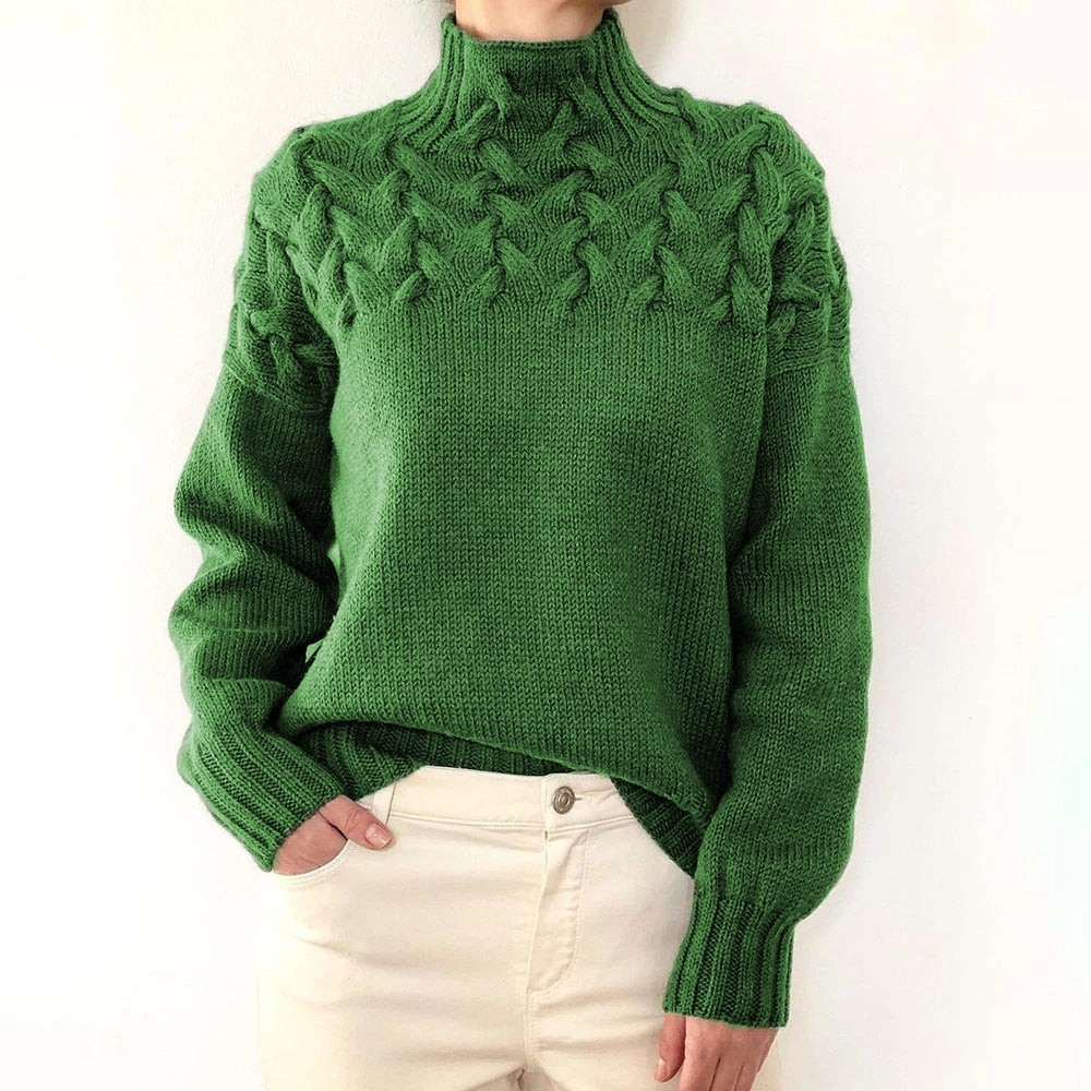Grüner Strickpullover mit Stehkragen und detailreichem Flechtmuster