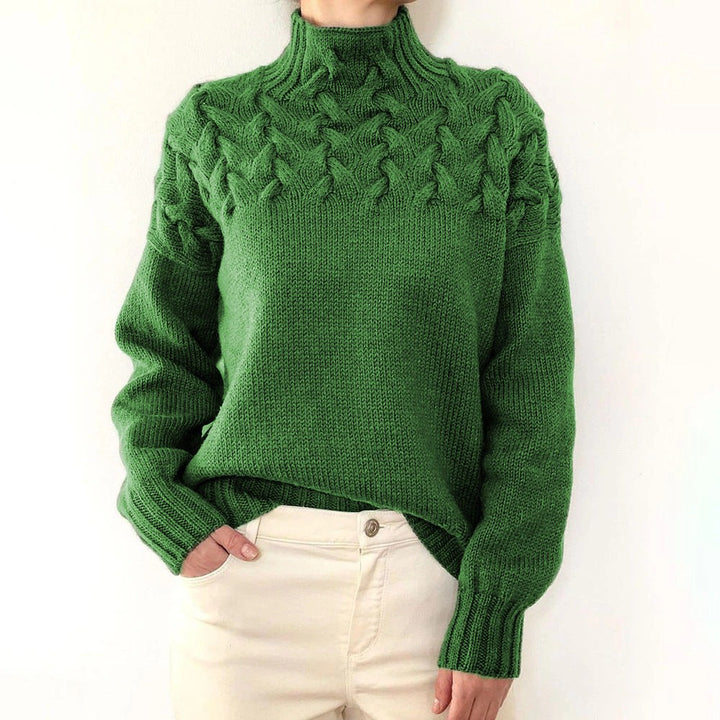 Grüner Strickpullover mit Stehkragen und detailreichem Flechtmuster