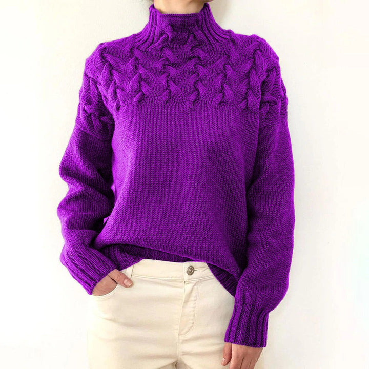 Violetter Strickpullover mit Rollkragen und kunstvoller Zopfoptik