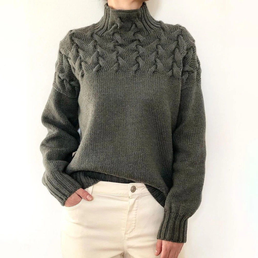 Grauer Strickpullover mit Rollkragen und kunstvollem Flechtmuster