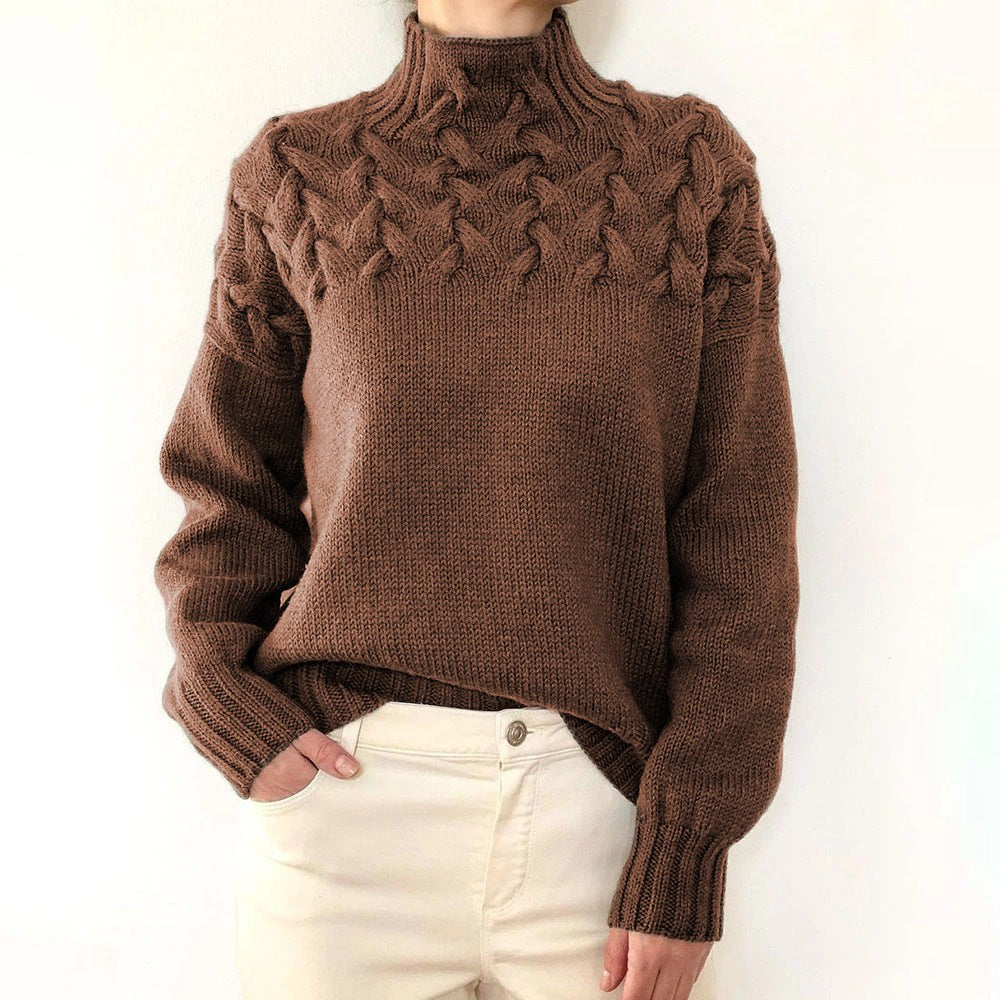 Brauner Rollkragenpullover mit dichtem Zopfmuster an den Schultern