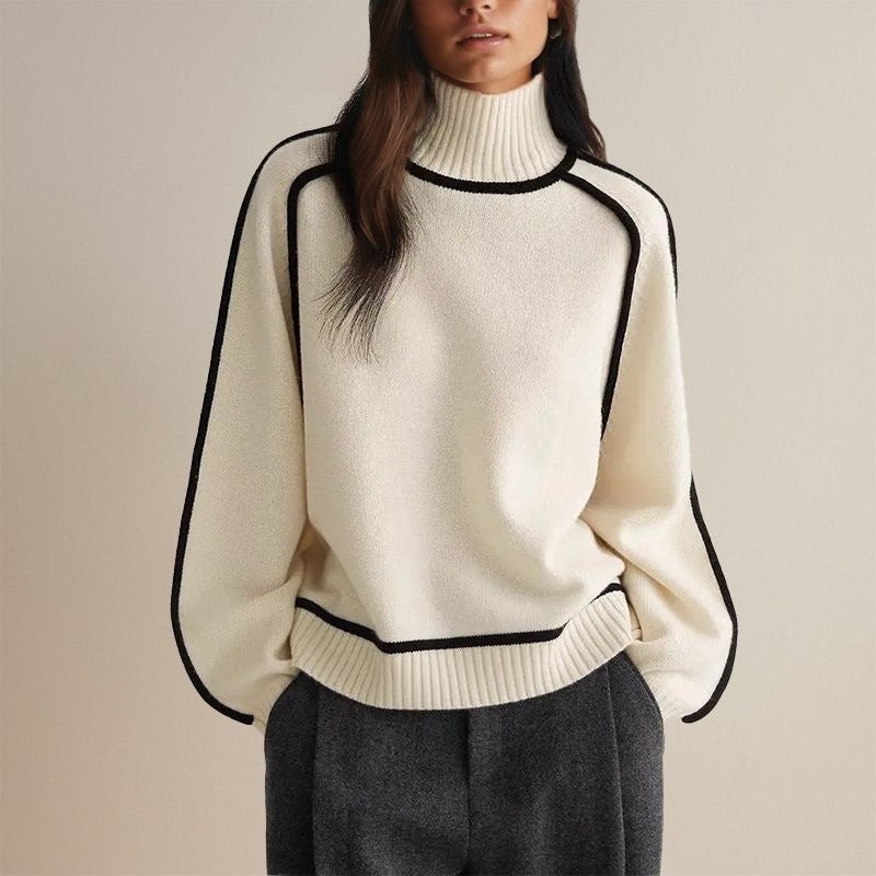 Cremeweißer Rollkragenpullover mit kontrastierenden schwarzen Ziernähten und Fledermausärmeln