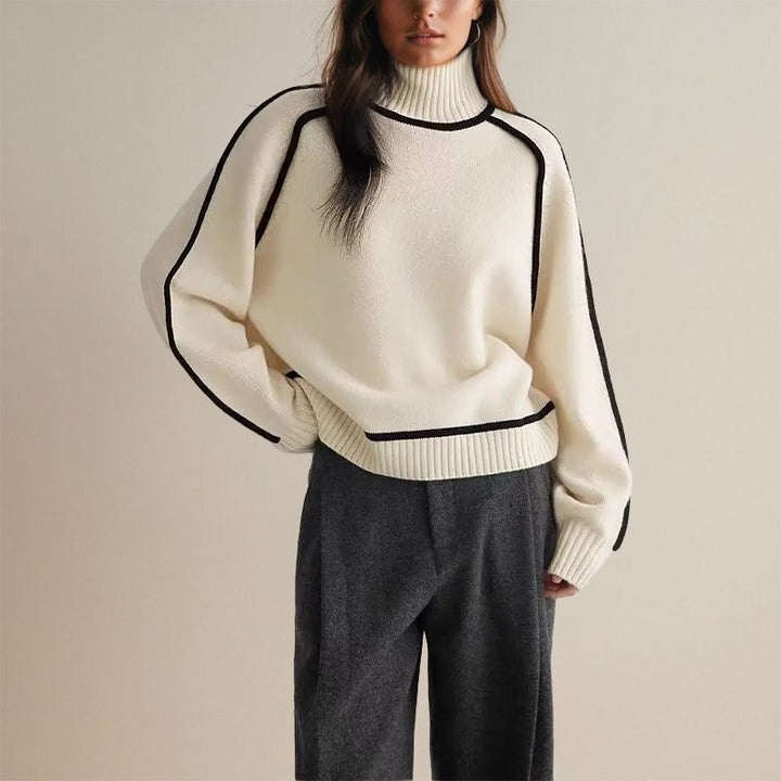 Cremefarbener Oversize-Rollkragenpullover mit schwarzen Kontrastlinien am Ärmel