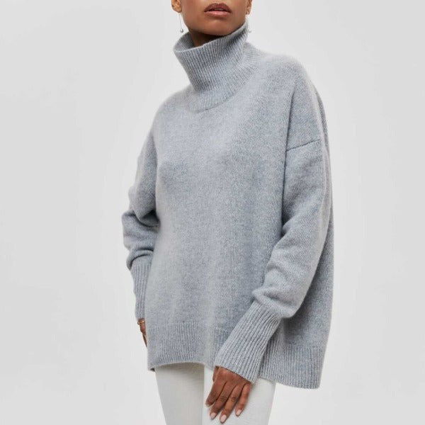 Grau melierter Rollkragenpullover, weiter Strick mit langen Ärmeln