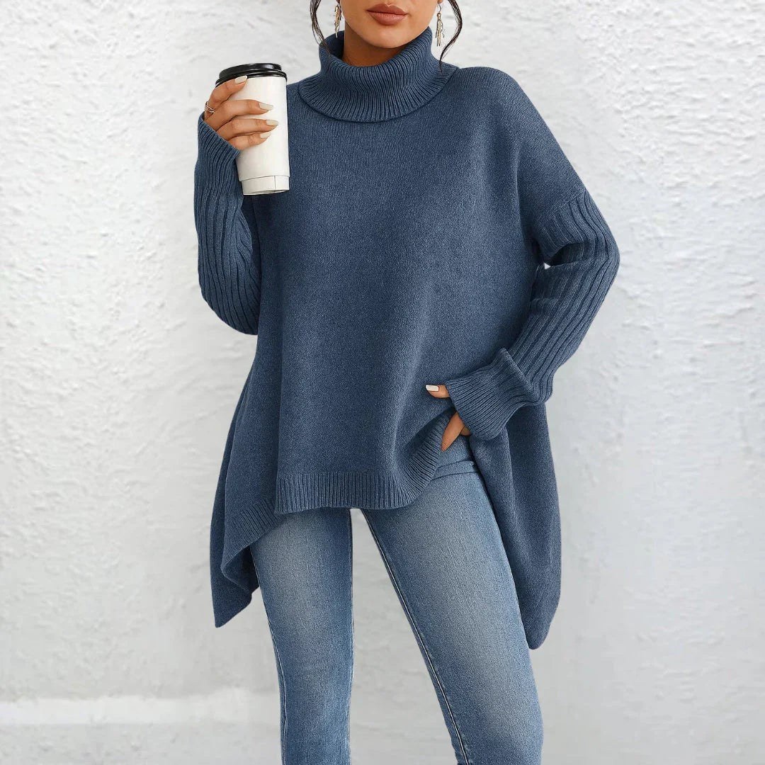 Blauer Oversize-Rollkragenpullover mit weitem Schnitt und asymmetrischem Abschluss