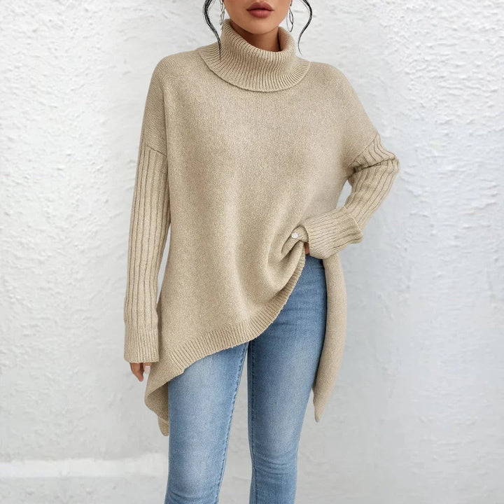 Beigefarbener Strickpullover mit hohem Kragen und ungleichmäßigem Saum, Vorderansicht