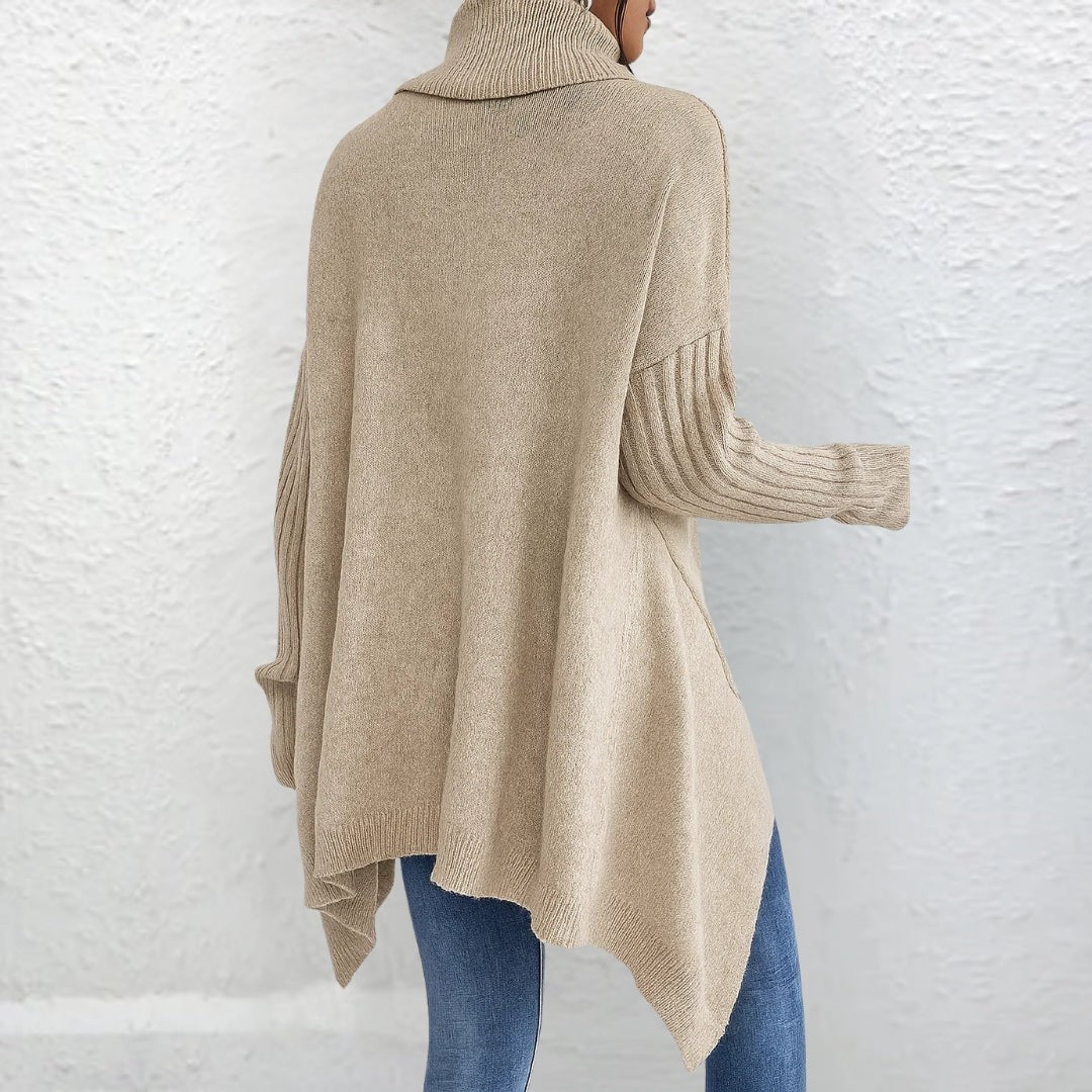 Rückansicht eines beigefarbenen Rollkragenpullovers mit weitem, asymmetrischem Schnitt