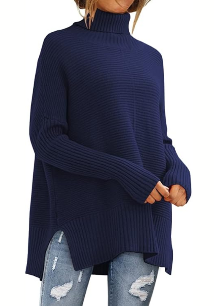 Dunkelblauer Rollkragenpullover mit Rippstrick und Seitenschlitzen, oversized geschnitten