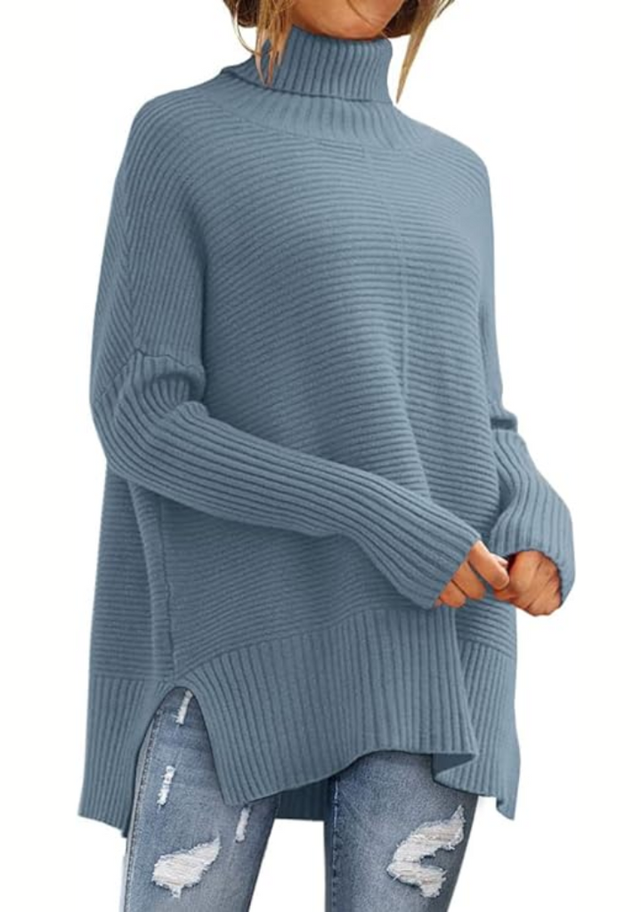 Taubenblauer Rollkragenpullover aus Rippstrick mit weiten Ärmeln