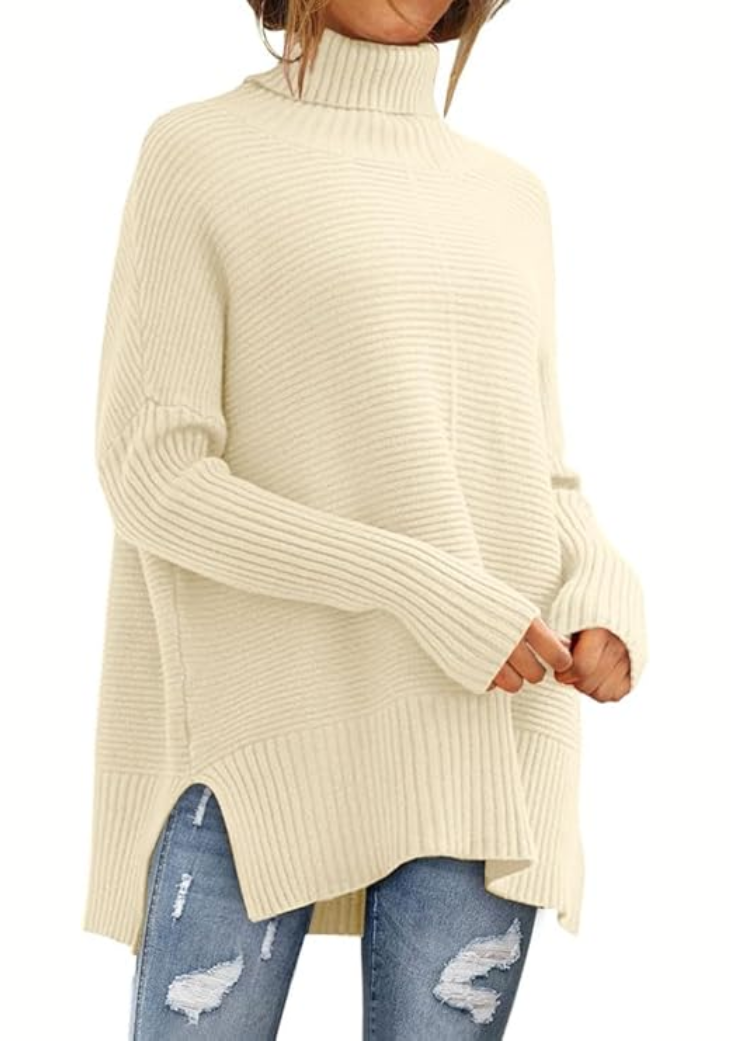 Cremefarbener Rollkragenpullover mit Rippstruktur und Seitenschlitzen