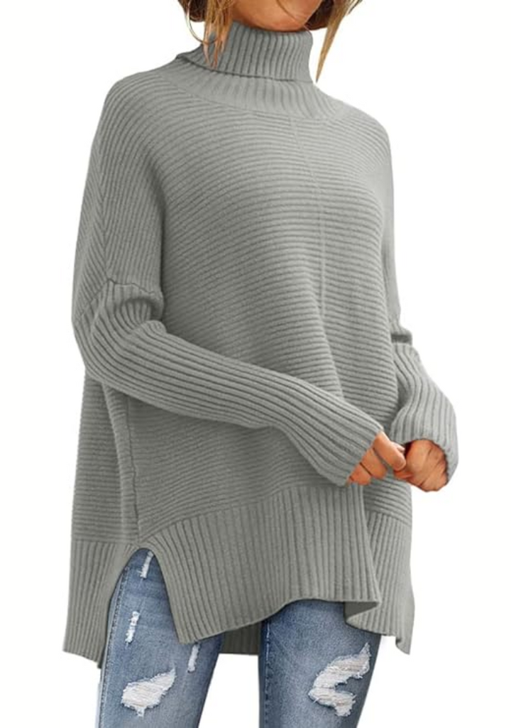 Hellgrauer Strickpullover mit Rollkragen und entspannter Silhouette