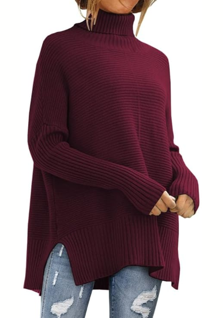 Weinroter Rollkragenpullover aus Strick mit Seitenschlitz und lockerem Fall
