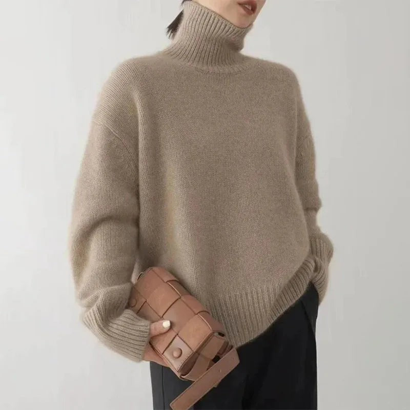 Beiger Rollkragenpullover im Oversize-Schnitt mit weiten Ärmeln