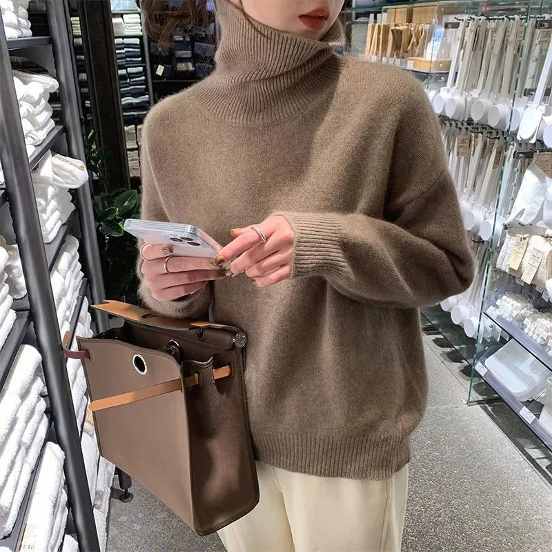 Dunkelbeiger Strickpullover mit hohem Rollkragen und Rippbündchen