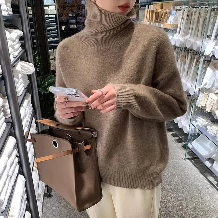 Dunkelbeiger Strickpullover mit hohem Rollkragen und Rippbündchen