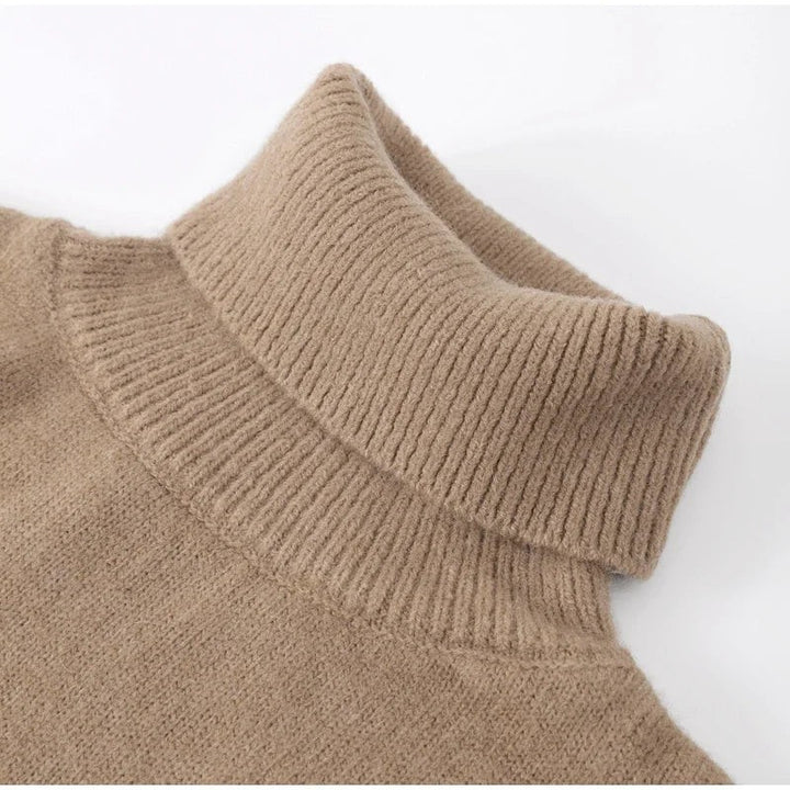 Nahaufnahme des Rollkragens eines beigen Strickpullovers
