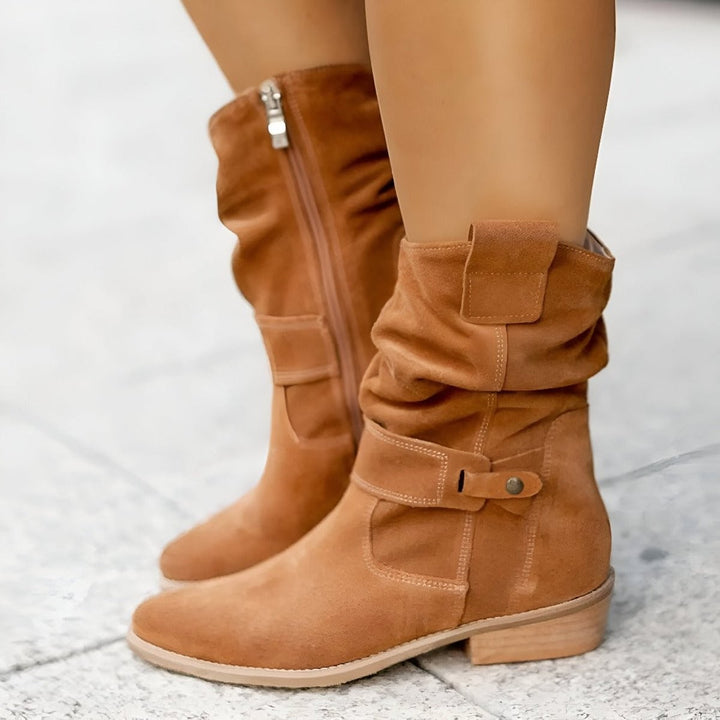 Braune Wildleder-Boots mit Faltenlegen, Reißverschluss und Zierriemen am Schaft