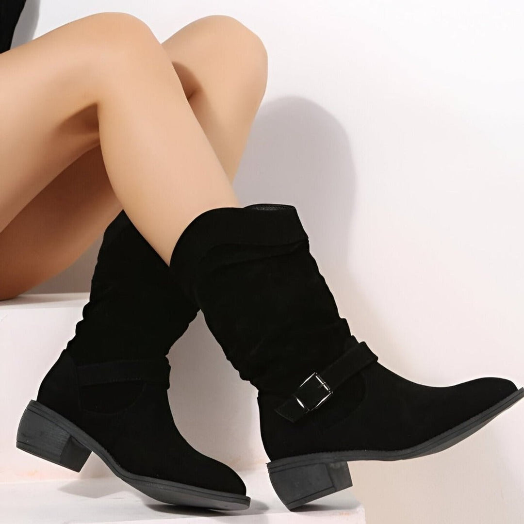 Schwarze Schlupfstiefel aus Wildlederimitat mit verstellbarer Schnalle am Schaft