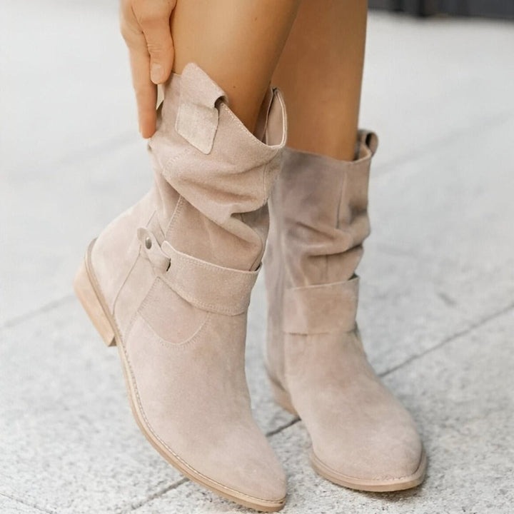 Beige Wildleder-Stiefeletten mit Zierlasche und Knopfdetail am Schaft