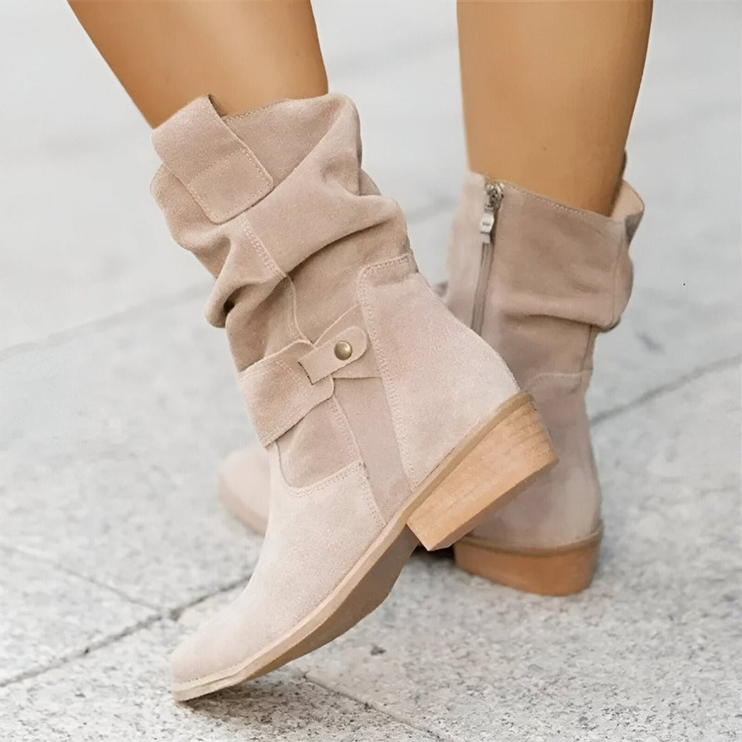 Beigefarbene Schlupfstiefel mit Reißverschluss, Faltenoptik und Blockabsatz