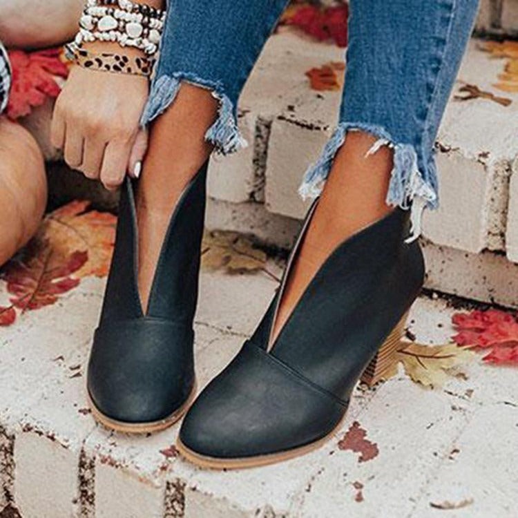 Dunkelgrüne Stiefeletten mit tiefem V-Schnitt und Holzoptik-Absatz