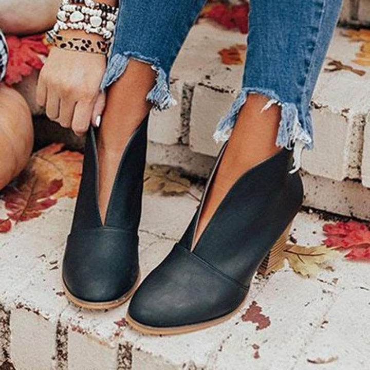 Dunkelgrüne Stiefeletten mit tiefem V-Schnitt und Holzoptik-Absatz