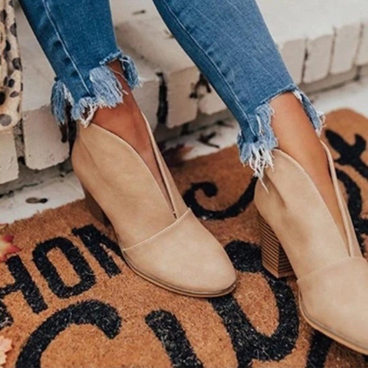 Beige Stiefeletten mit spitzer Zehenform und stapelbarem Blockabsatz