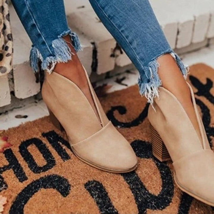 Beige Stiefeletten mit spitzer Zehenform und stapelbarem Blockabsatz