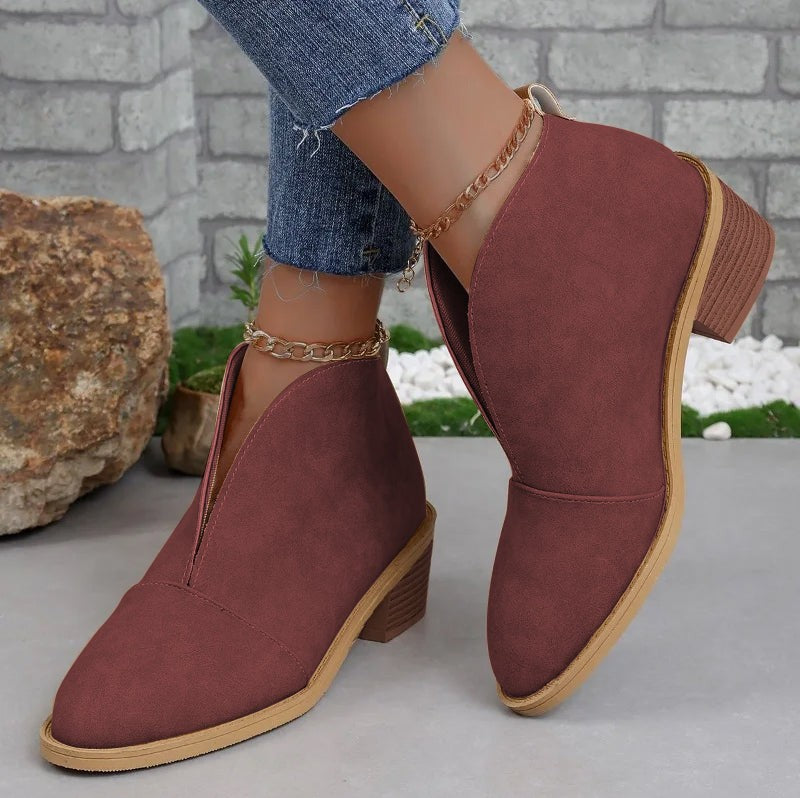 Bordeauxrote Stiefeletten mit Goldkettchen-Detail am Knöchel und Absatz