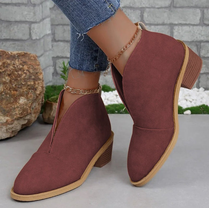 Bordeauxrote Stiefeletten mit Goldkettchen-Detail am Knöchel und Absatz