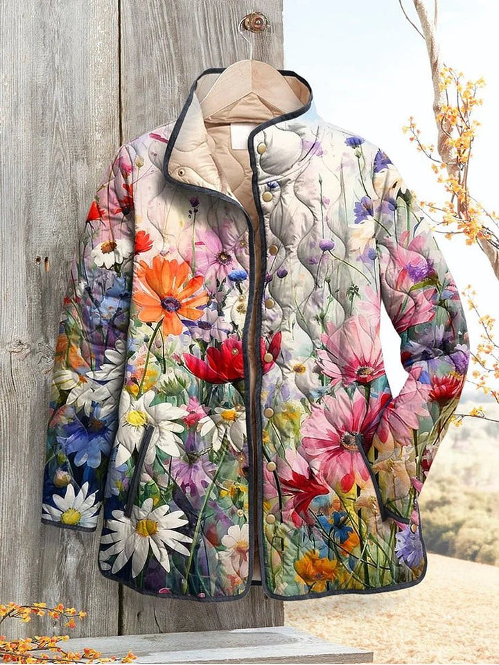 Gesteppte Damenjacke mit buntem Blumendruck und Stehkragen am Kleiderbügel
