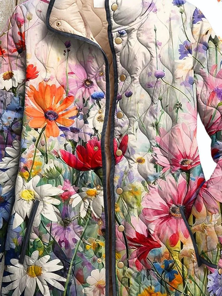 Nahaufnahme der Steppjacke mit floralem Aquarell-Muster und Druckknöpfen