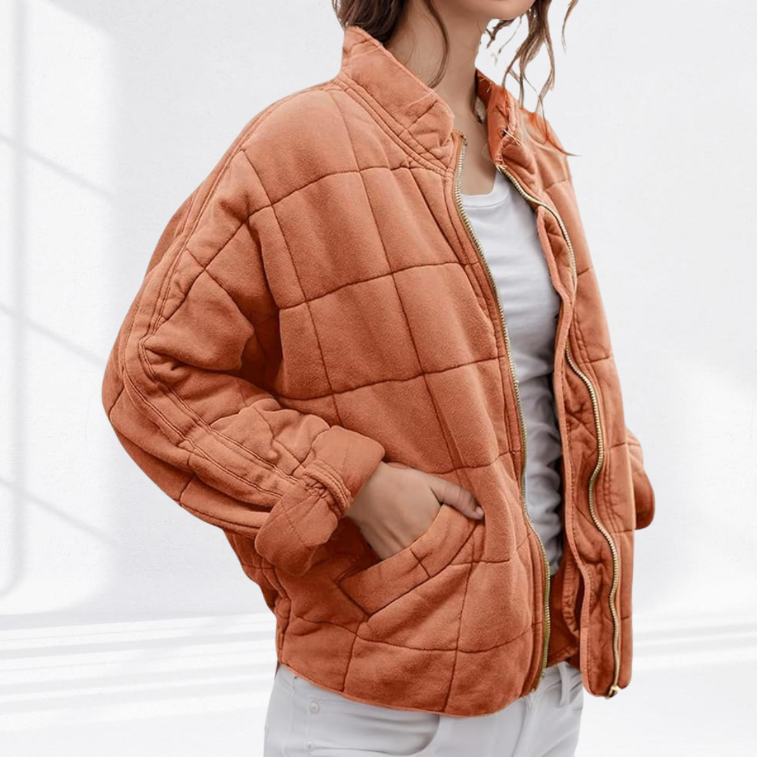Terrakottafarbene gesteppte Jacke mit Stehkragen, Hand in Tasche