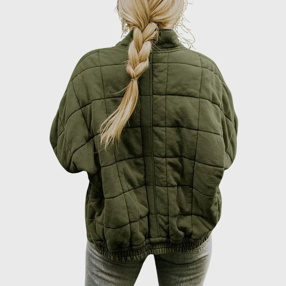 Olivgrüne Steppjacke von hinten mit geflochtenem Zopf und Elastikbund