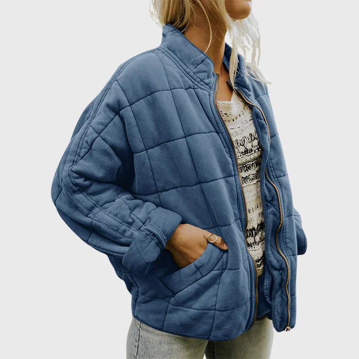 Taubenblaue gesteppte Jacke mit Stehkragen und Rautenmuster, Seitenansicht