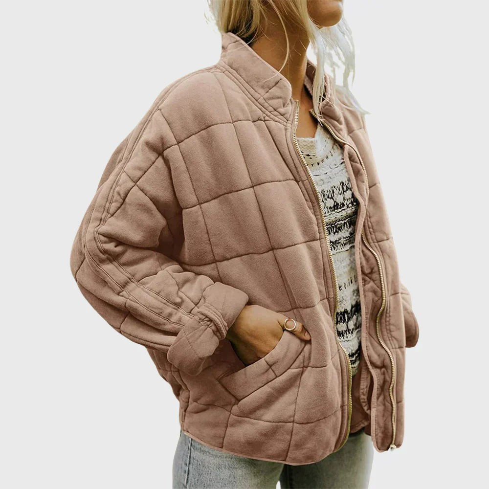 Altrosa Steppjacke mit Stehkragen, offen getragen über gemustertem Top