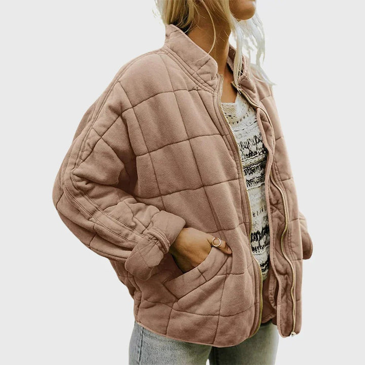 Altrosa Steppjacke mit Stehkragen, offen getragen über gemustertem Top