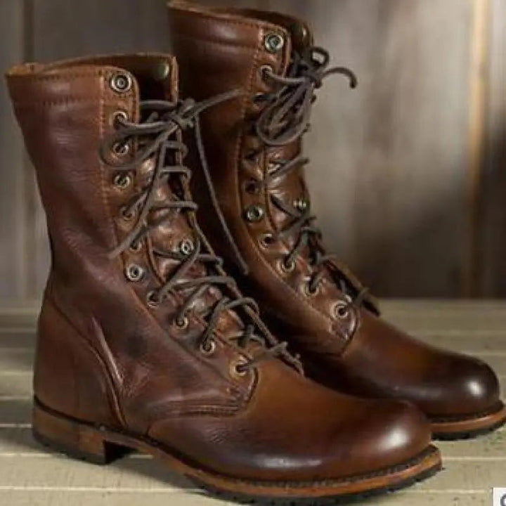 Braune Lederstiefel mit Schnürung und Vintage-Optik, Seitenansicht