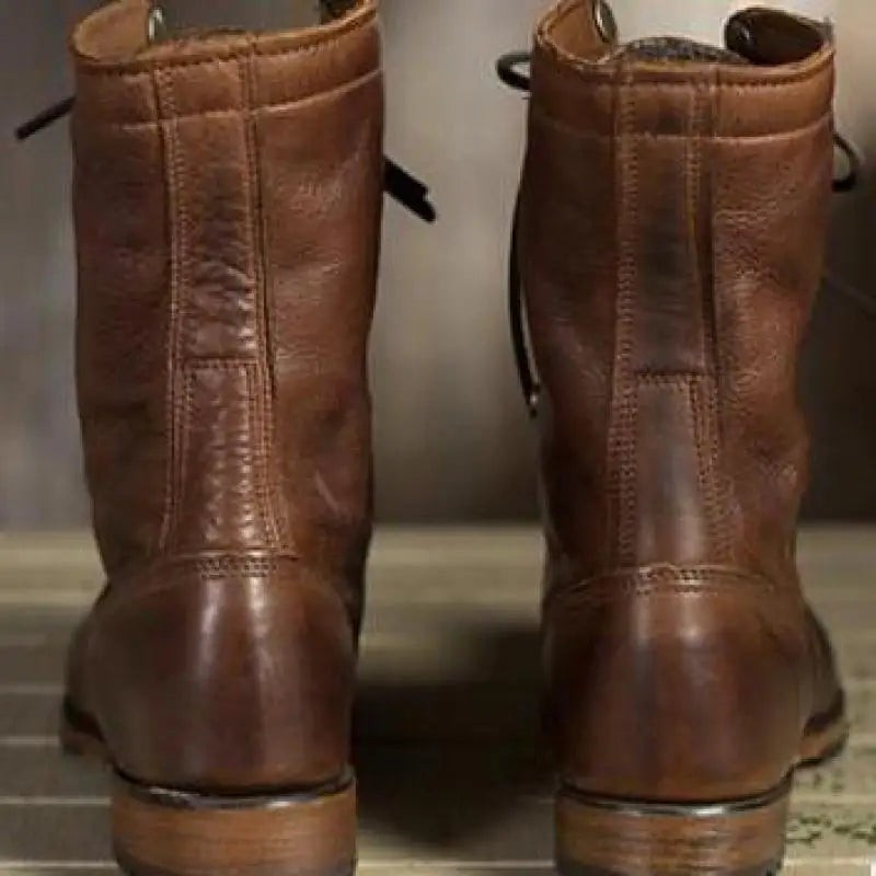 Rückansicht brauner Lederstiefel mit robuster Absatzsohle