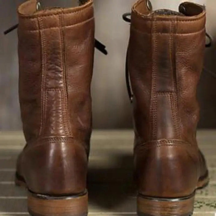 Rückansicht brauner Lederstiefel mit robuster Absatzsohle