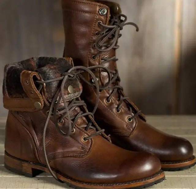 Braune Schnürstiefel mit gemustertem Stoffkragen und Metallösen