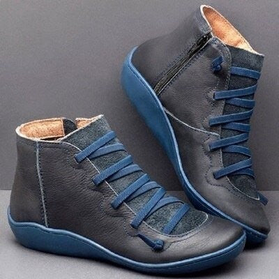 Schwarz-blaue Leder-Stiefelette mit Schnürung und farbiger Laufsohle