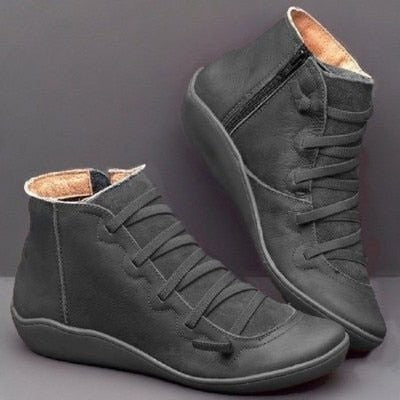 Anthrazitfarbene Leder-Stiefelette mit Schnürdetail und flacher Sohle