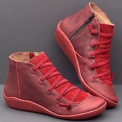 Rote Leder-Stiefelette mit Schnürung und dezentem Keilabsatz