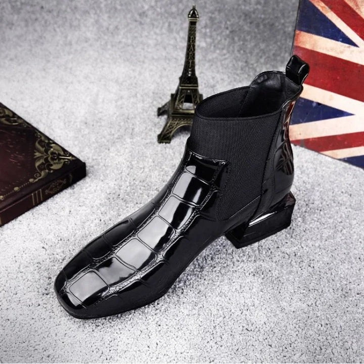 Chelsea-Boot aus schwarzem Lackleder mit Krokoprägung und elastischen Seiteneinsätzen